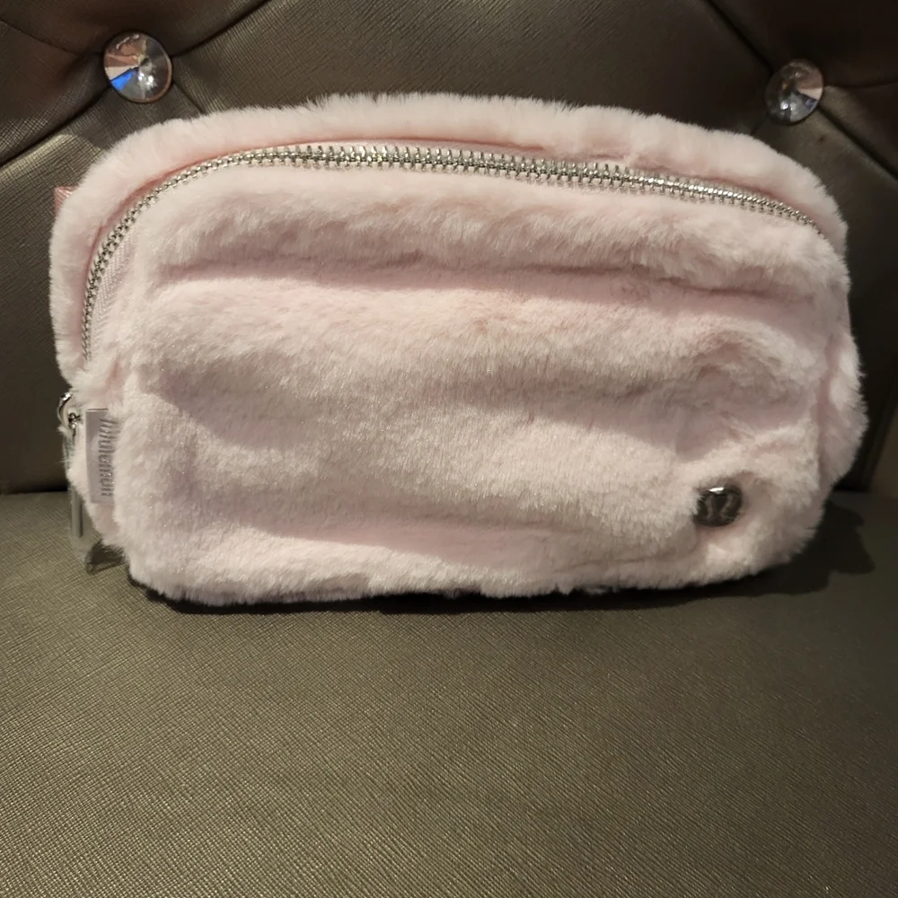 Lululemon Everywhere Belt Bag Plush Strawberry Milkshake - Picture 4 of 12